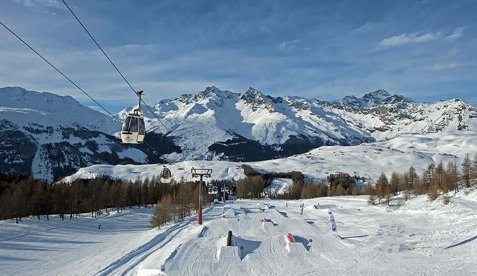 Piste da sci e cabinovia nella Ski Area Valchiavenna