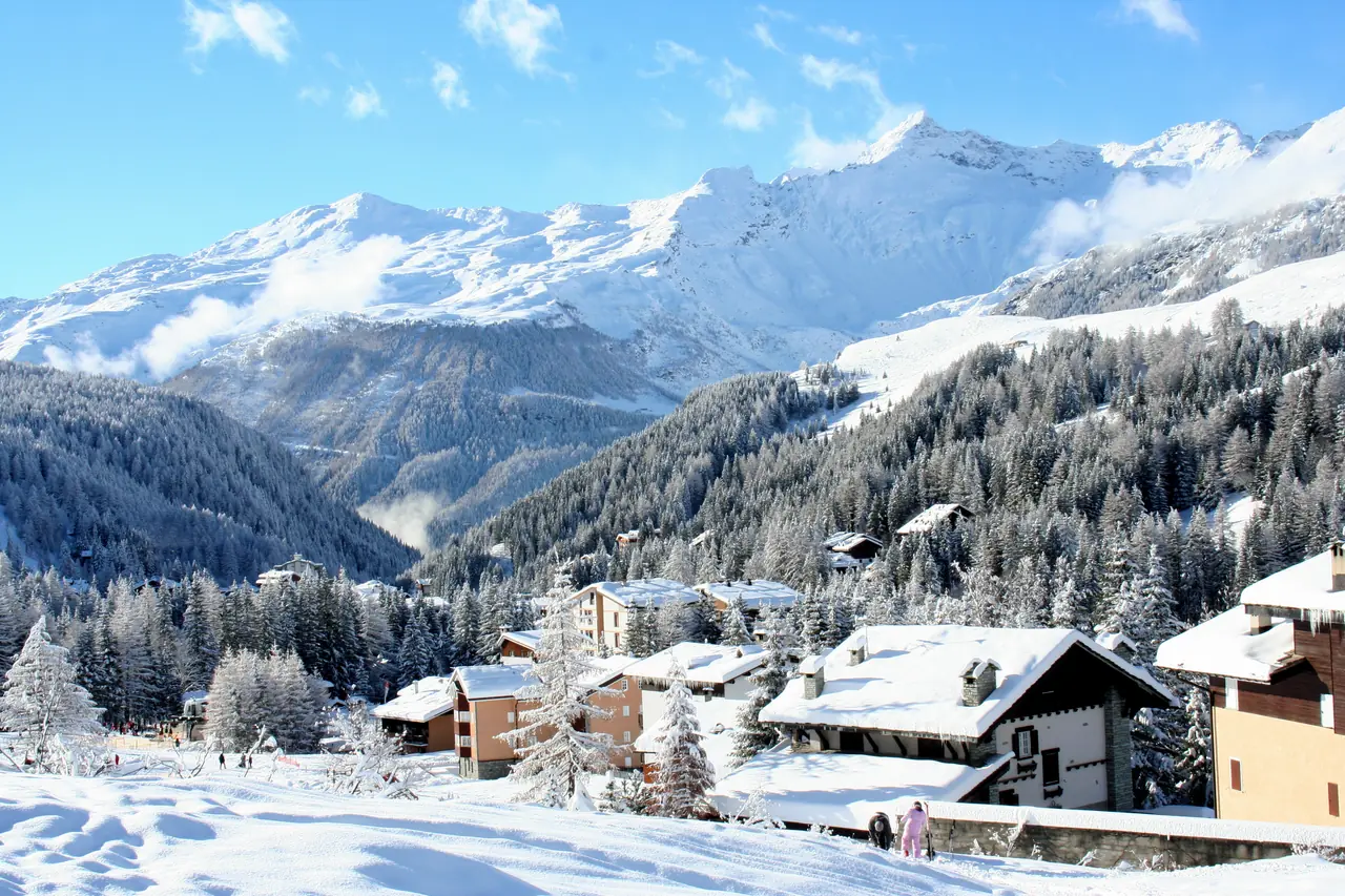 Madesimo d’inverno, con le montagne e i boschi della Valchiavenna