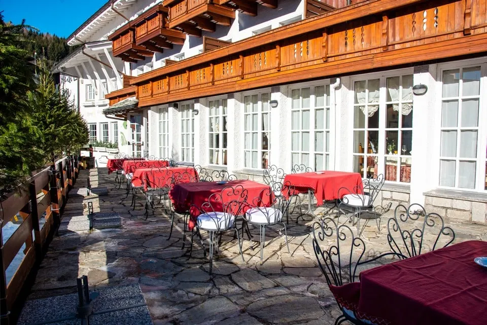 La terrazza della Meridiana, con i tavoli apparecchiati davanti alle vetrate